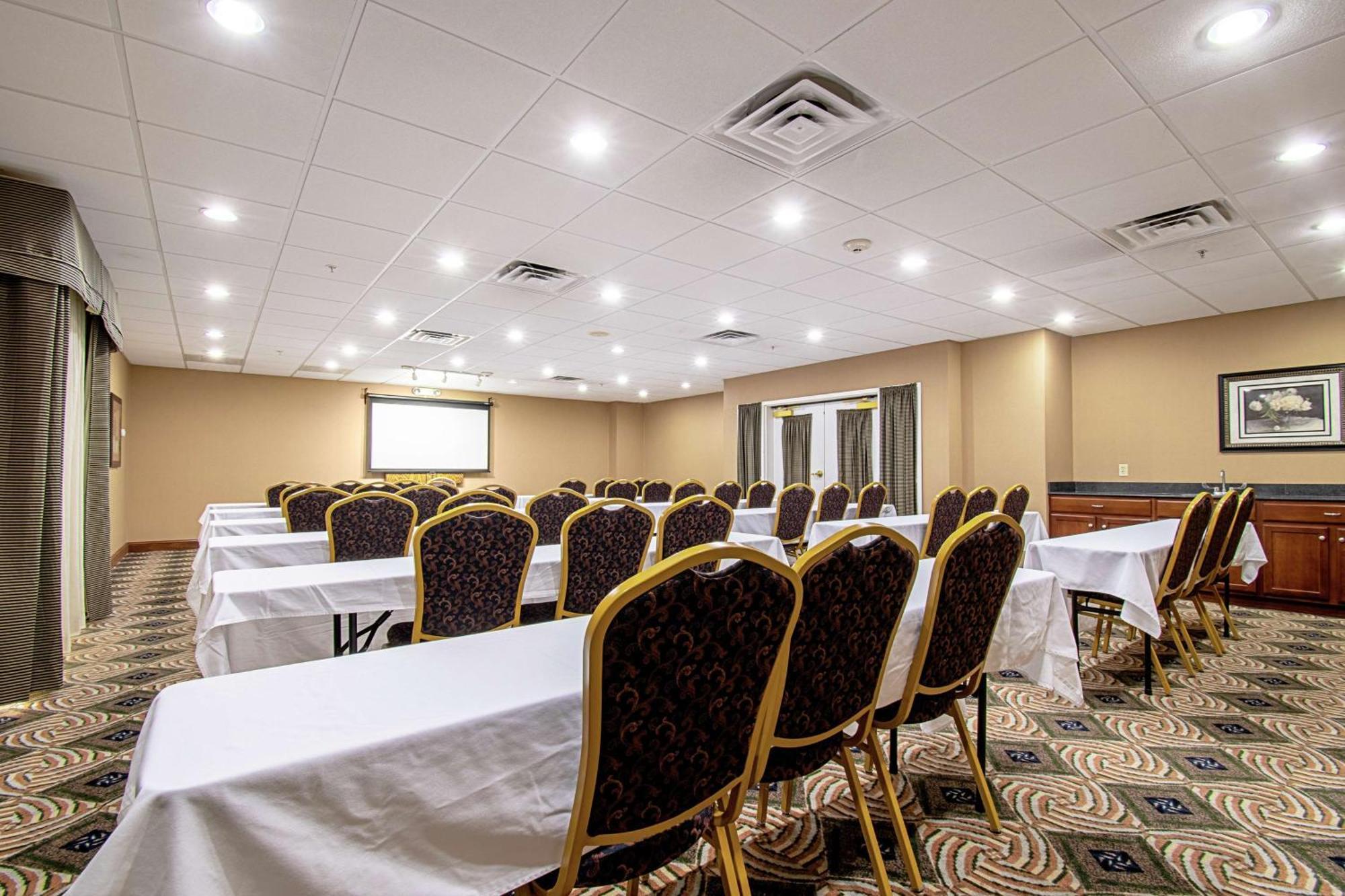 Hampton Pine Grove Hotel